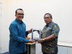 ketua-umum-perhumas-boy-kelana-menerima-cenderamata.jpg
