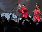 ketua-umum-psi-kaesang-pangarep-dalam-acara-konser-pilpres-santuy-ojo-rungkad-psi232.jpg