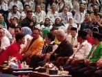 ketua-umum-psi-kaesang-pangarep-sungkem-cium-tangan-ketua-umum-pdip-megawati-di-kpu.jpg