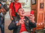 ketua-umum-pssi-mochamad-iriawan-tampak-melakukan-video-call-dengan-pratama-arhan.jpg