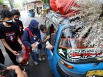 ketua-umum-sahabat-ganjar-bagikan-makanan-ke-warga-jakarta_20210911_214148.jpg
