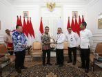 ketua-umum-yayasan-muslim-sinar-mas-selepas-penyerahan-simbolis-yang-dihadiri-penjabat-gubernur-dki.jpg