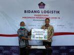 ketua-yayasan-enesis-indonesia-elkana-lewerissa-memberikan-bantuan.jpg