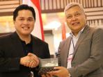 ketum-koi-erick-thohir-menerima-cendera-mata-dari-dubes-ri_20160924_143945.jpg