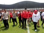 ketum-pssi-periksa-stadion-pakansari_20200303_181652.jpg