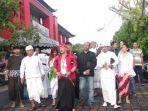ketut-ismaya-berjalan-keluar-dari-lapas-kerobokan.jpg