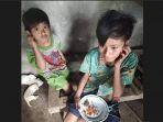 ketut-pait-bersama-adiknya-saat-makan-disekitar-rumahnya-bocah-yatim-pia.jpg