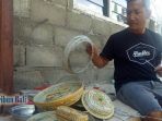 ketut-wirjana-buat-kerajinan-dari-koran-bekas_20170606_132705.jpg
