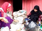 keuletan-firna-memulung-sampah-untuk-kuliah_20160727_114522.jpg