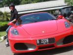 kevin-dan-mobil-ferari_20141229_161609.jpg