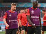 kevin-de-bruyne-kiri-dan-penyerang-belgia-romelu-lukaku-menghadiri-sesi-latihan.jpg