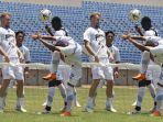 kevin-van-kippersluis-dan-ezechiel-n-douassel-dalam-latihan-persib.jpg