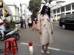 khaerunnisa-cosplayer-suster-ngesot-di-jl-asia-afrika-bandung_20170625_175543.jpg
