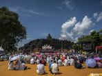 khidmat-perayaan-waisak-di-candi-borobudur_20220516_194815.jpg