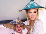 khloe-kardashian-berpose-bersama-anaknya.jpg