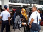 khofifah-indar-dikeruburi-warga_20170718_131558.jpg