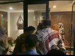 khofifah-indar-parawansa-emil-dardak-disambut-datangi-rumah-airlangga-hartarto.jpg