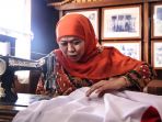 khofifah-indar-parawansa-menjahit_20170812_190450.jpg