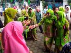 khofifah-kunjungi-kantor-pw-nu-jabar_20160508_122604.jpg