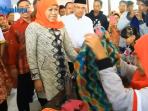 khofifah-masyarakat-pesisir-terima-kartu-sakti_20150308_150430.jpg