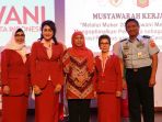 khofifah-saat-memberikan-arahan-sekaligus-membuka-musyawarah-kerja_20170809_135612.jpg