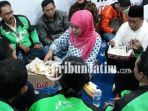 khofifah-sahur-bareng-sopir-taksi-online_20180519_094136.jpg