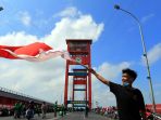 kibarkan-bendera-merah-putih-di-jembatan-ampera-palembang_20200817_204749.jpg