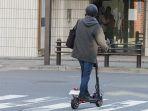 kickboard-atau-sepeda-papan-elektrik-yang-berjalan-di-tokyo.jpg