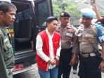 kiki-hasibuan-saat-turun-dari-mobil-tahanan-kejaksaan-negeri-kota-d_20180521_104252.jpg