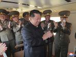 kim-jong-un-bertepuk-tangan-dengan-perwira-militer-menandai-suksesnya-uji-coba-senjata-baru.jpg