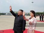 kim-jong-un-kiri-dan-istrinya-ri-sol-ju-kanan.jpg