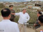 kim-jong-un-mengunjungi-daerah-yang-rusak-akibat-topan-maysak.jpg