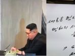 kim-jong-un-menulis-di-buku-tamu_20180427_092821.jpg