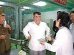 kim-jong-un-saat-lakukan-kunjungan-ke-pabrik-makanan_20180725_173342.jpg