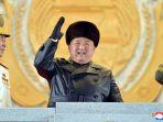 kim-jong-un-tersenyum-dan-melambaikan-tangan-saat-parade-militer-berlangsung.jpg