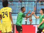 kim-kurniawan-melakukan-selebrasi-seusai-mencetak-gol-bagi-pbr_20151122_171830.jpg