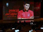 kim-min-jae-terlihat-di-layar-ketika-wartawan-melihat-selama-konferensi.jpg