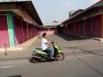 kios-kios-pedagang-kain-di-kawasan-pasar-cipadu-di-jalan-kh-wahid-hasyim_20150715_111644.jpg