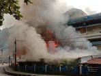 kios-pasar-fakfak-dibakar-demonstran.jpg