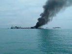 kip-krakatau-terbakar-di-perairan-air-kantung-sungailiat-kabupaten-bangka.jpg