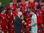 kiper-bayern-munchen-manuel-neuer-menerima-trofi-piala-dunia-antarklub.jpg