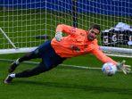 kiper-brasil-alisson-calon-peraih-sarung-tangan-emas.jpg