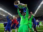kiper-chelsea-edouard-mendy-mengangkat-trofi-liga-champions.jpg
