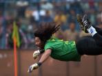 kiper-dari-kolombia-rene-higuita_20151220_155832.jpg