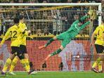 kiper-dortmund-asal-swiss-gregor-kobel-melakukan-penyelamatan.jpg