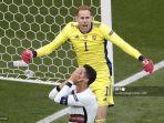 kiper-hungaria-peter-gulacsi-belakang-bereaksi-ketika-penyerang-portugal-cristiano-ronaldo.jpg