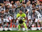 kiper-juventus-gianluigi-buffon-memegang-trofi-coppa-italia-bersama-rekanya.jpg