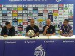 kiper-madura-united-rendy-oscario-kanan-saat-melakukan-sesi-jumpa-pers.jpg
