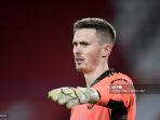 kiper-manchester-united-inggris-dean-henderson-memberi-isyarat.jpg