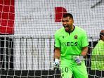 kiper-nice-argentina-walter-benitez-bereaksi-selama.jpg